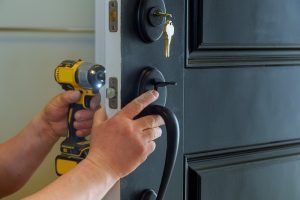 Read more about the article Er det tid til at få installeret en ny lås i dit hjem?